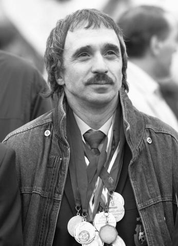 Дмитрий Котвицкий (Dmitry Kotvitsky).
Заслуженный тренер России.
Старший тренер отделения каратэ ЦО «Самбо-70».
Родился 1 января 1960 года в Москве. Окончил школу №8 СДЮСШОР №2 «Самбо-70» (самый первый выпуск спецшколы Самбо-70), Военный физкультурный институт в Ленинграде.
Д. Котвицкий – двукратный участник Книги рекордов Гиннеса.
Лучший тренер России по каратэ 2005 и 2008 годов.
За время работы в ЦО «Самбо-70» подготовил более 68 мастеров спорта, 8 мастеров спорта международного класса, 3 заслуженных мастера спорта,
16 Чемпионов Мира по контактному каратэ.
18 Чемпионов Европы по нокдаун-каратэ.
50 Чемпионов России.
11 мастеров спорта России.
4 мастеров спорта России по рукопашному бою.
В числе его учеников 5-ти кратный Чемпион мира Сергей Осипов.
http://karate-murmansk.ru/story/dmitrii-kotvitskii-dmitry-kotvitsky